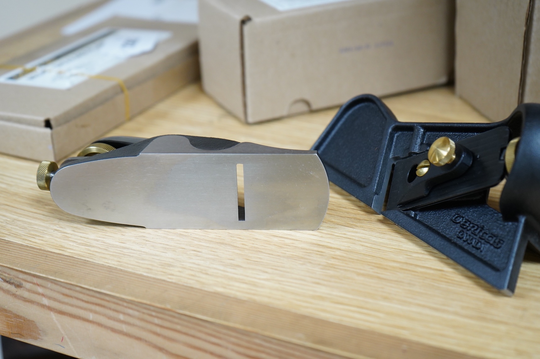 Two boxed Veritas woodworking planes; an apron plane (05P27.02), together with an edge trimming plane (left-hand), (2)
